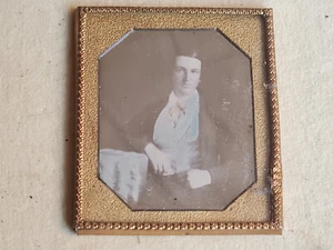 Sehr alte Daguerreotypie ( Photo auf Kupferplatte), Junger Mann (coloriert?) - Bild 1 von 3