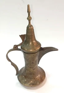 Antigua jarra antigua beduina árabe pequeña original de latón decorada grabado - Imagen 1 de 9