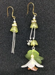 Pretty White Flower Lucite Earrings in Rosegold Heart Gift Box - Picture 1 of 5