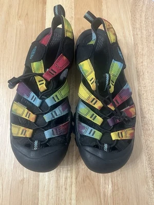 Sandalia deportiva Keen Newport H2 para mujer talla 8 original arco iris tie dye multicolor Foto 1 de 4