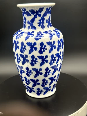 Jarrón antiguo japonés azul y blanco 12'5" x 6,5" con motivo floral de mariposa Foto 1 de 2