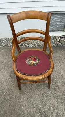 Sillas antiguas francesas de campo rojas con acento de punta de aguja recogida local  Foto 1 de 4