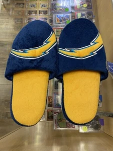 Los Angeles Chargers Men's Size Medium Slippers - Picture 1 of 1