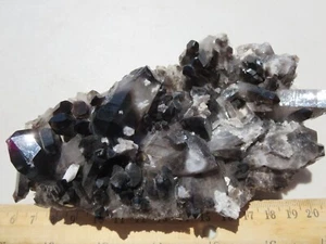 595 RAUCHQUARZ CLUSTER EXEMPLAR. MAGNETBUCHT, AR. EX GESCHLOSSENER ALTER ROCK SHOP - Bild 1 von 7