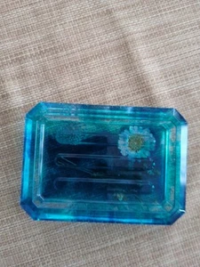 Seifenschale aus Epoxidharz, handgemacht,blau eingefärbt, m. Trockenblumen, neu! - Bild 1 von 4