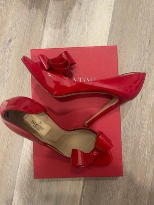 Zapatos de salón Valentino Garavani de charol rojo con lazo W 9,5 Foto 1 de 2
