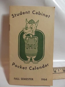 Vintage 1964 Ohio gabinete de estudiante universitario bolsillo calendario fútbol baloncesto - Imagen 1 de 6