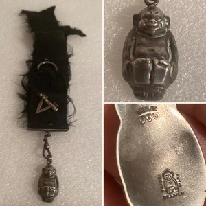 ANTICO NASTRO CIONDOLO BILLIKEN FOB ARGENTO STERLING DIMENSIONALE MARCATO - Foto 1 di 14