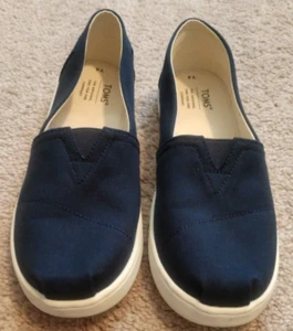 TOMS YOUTH SZ 4 SHOES FLATS CASUAL FOOTWEAR GIRLS NAVY SLIP ON COMFORT FUN WEAR - Picture 1 of 10