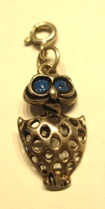 SILVER VINTAGE CHARM BRACELET CHARM OWL WITH BLUE EYES ON CLIP FITTING - Picture 1 of 1