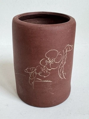 Pincel chinês Yixing roxo vermelho argila pote com caligrafia e flores gravadas vintage - Imagem 1 de 4