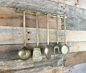 5 VINTAGE MESSING KÜCHENUTENSILIEN HAKEN GESTELL SCHÖPFKELLE GABEL LÖFFEL ABSCHÄUMER SET ANTIK - Bild 1 von 10