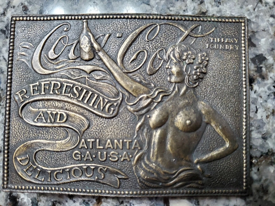 Hebilla de cinturón vintage de bronce Tiffany & Co Studio Foundry Coca-Cola dama desnuda Foto 1 de 2