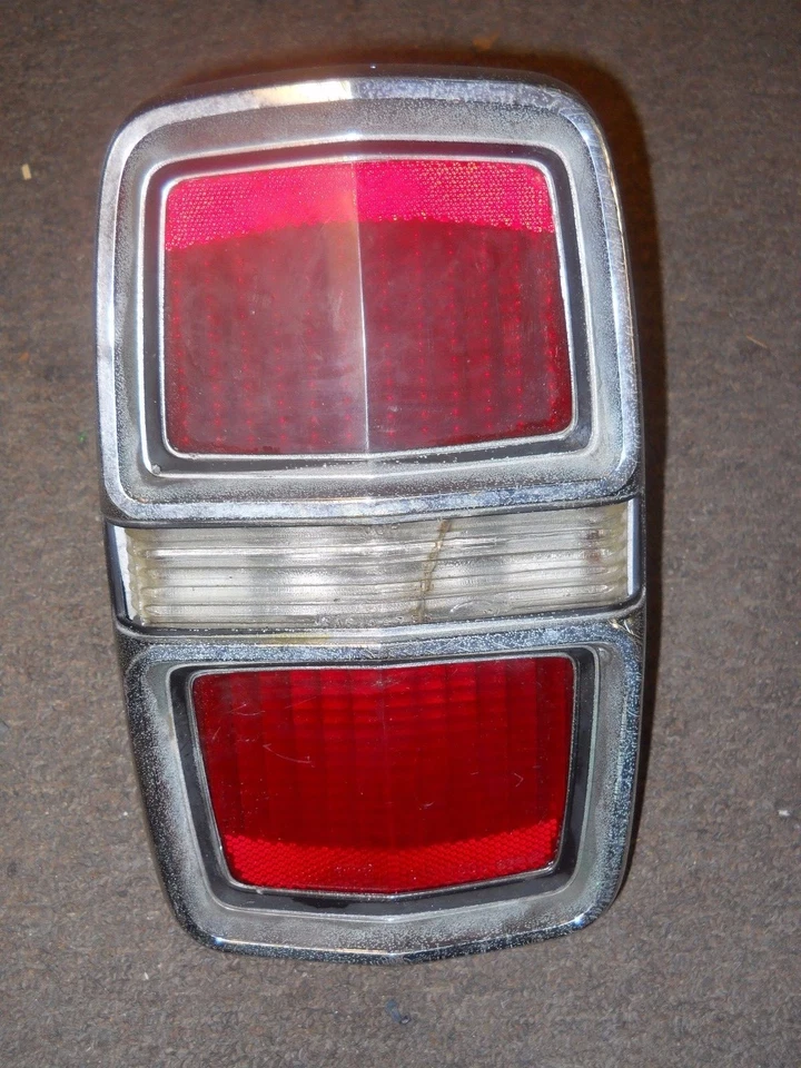LUZ TRASERA FORD FAIRLANE 1967 ORIGINAL USADA ASIA Foto 1 de 4