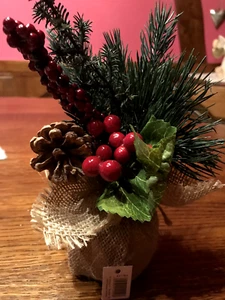 Tischgesteck Weihnachten Weihnachtsgesteck Adventsgesteck Zapfen  Beeren im Jute - Bild 1 von 1