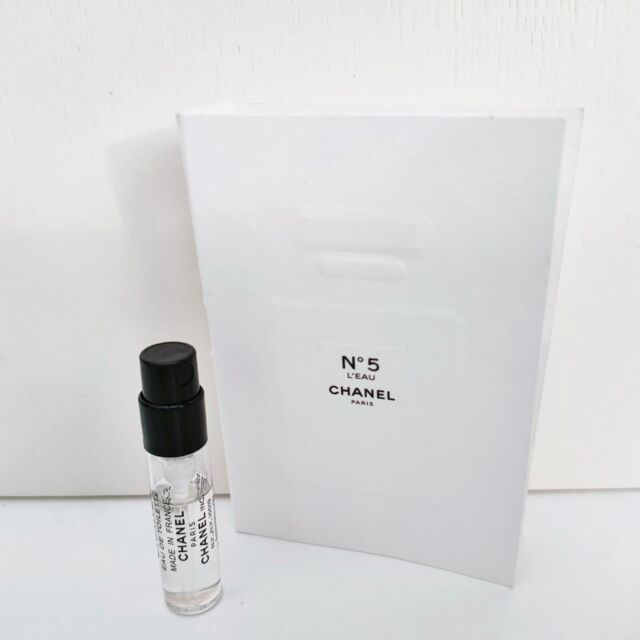 Elegante y con estilo: botella de perfume Chanel No. 5 sobre una superficie  de espejo fotos de archivo