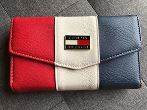 TOMMY HILFIGER GELDBEUTEL/GELDBÖRSE GEBRAUCHT TOP-TEIL ROT,WEIß,BLAU SUPER TREND - Bild 1 von 7