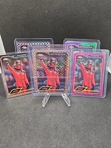 2024 Cromo F1 Carlos Sainz Polo Cuadros Oro/50, Fucsia SCUDERIA FERRARI - Imagen 1 de 7