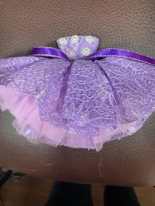 BLYTHE PUPPENKLEID - Hübsch in Lila!  Elegantes Spitzenkleid mit passender Mütze - Bild 1 von 13