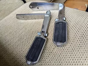 Par de estriberas cromadas genuinas para pasajeros Harley Flames OEM - Imagen 1 de 11
