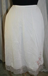 Half Slip Cream Colored 32 Ave Lace w/ Floral Artemis Womens Vtg Lingerie - Picture 1 of 8