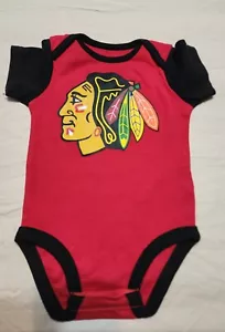 2 Chicago Blackhawks NHL One Piece Body Anzug 6-9 Monate Neu ohne Etikett - Bild 1 von 7