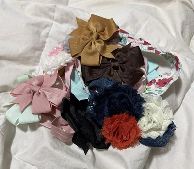 Lot of 12 Floral and Multicolor Baby Bows - Image 1 of 4
