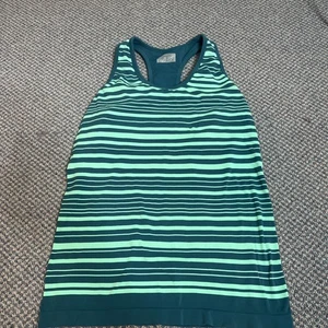 Camiseta sin mangas Athleta - Talla M Mediana Verde Rayas Espalda Corredora Entrenamiento Atlético Gimnasio - Imagen 1 de 5