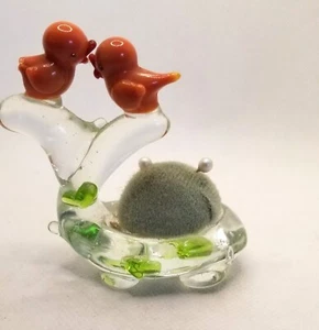 MC mundgeblasener Glaswal mit roten Vögeln auf Schwanznadelkissen - Bild 1 von 4