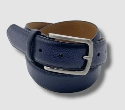 Cinturón con hebilla arnés texturizado de cuero sintético azul para hombre Club Room talla M 34-36 $40 Foto 1 de 2