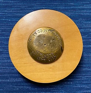 De colección Kern County California Survey Marker Montado en Madera Latón Pisapapeles Antiguo 982A - Imagen 1 de 3