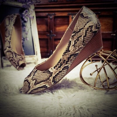 Ведж со змеиным узором Journee Collection 11 - Изображение 1 из 4