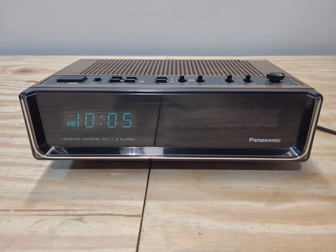 Panasonic Dual Alarm Date Digital Wood Clock Radio Model RC-95 Vintage Free Ship Cover