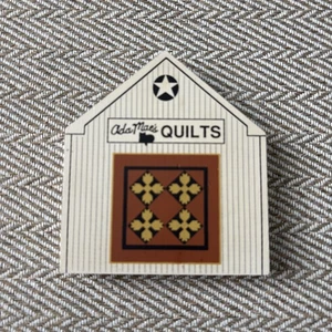 The Cats Meow Vintage Ohio Serie Amish Ada Mae's Edredón Granero Madera Estante Cuidador - Imagen 1 de 5