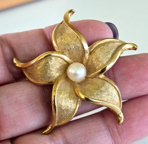 Vintage Genuine Pearl Star Flower Textured Gold Tone Pin 2" - Picture 1 of 3