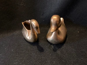 Zwei kleine Messingfiguren.  Der Schwan ist 3,25 cm lang ein Aschenbecher? Die Ente ist - Bild 1 von 8