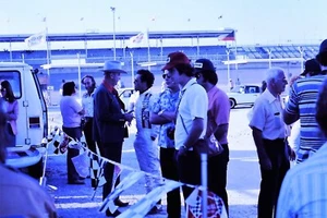 1975 Original Slide, Spectators / Racing Car Teams / Drivers at Race Track - Picture 1 of 1