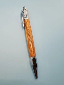 Penna a sfera click tornita a mano in finitura cromata con legno noce inglese - Foto 1 di 5