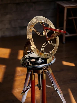 Auténtica brújula náutica de latón Gilbert de 5" con soporte de trípode de madera - A Timeles Foto 1 de 4