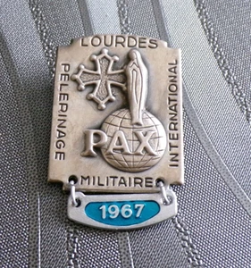 BROCHE RELIGIEUSE PELERINAGE MILITAIRE INETRNATIONNAL LOURDES 1967 TBE - Picture 1 of 2