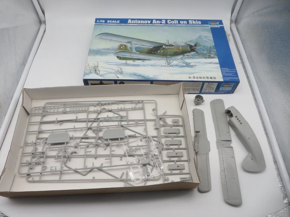 ~*~Trumpeter - ANTONOV AN-2 COLT ON SKIES  TEILGEBAUT/UNVOLLSTÄNDIG   1/72 ~*~ - Bild 1 von 1