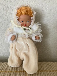 Muñeca bebé de composición vintage de 6" de la década de 1950 en bunting de terciopelo - Imagen 1 de 5
