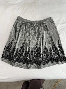 Falda midi elástica Avenue talla grande 26/28 negra y plateada de encaje - Imagen 1 de 9