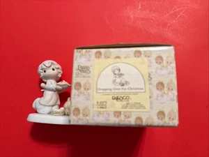 Precious Moments Falling Over For Christmas 1982 Figura de niña con pastel E-2376 - Imagen 1 de 6