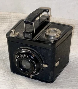 VINTAGE BROWNIE SPECIAL SIX-20 BOX CAMERA - Picture 1 of 7