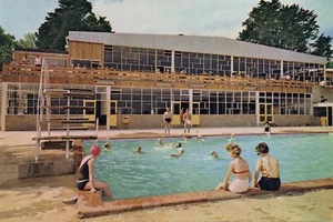 (ca11) Warners Woodside Bay Holiday Village piscina exterior y salón de baile - PC IOW - Imagen 1 de 2