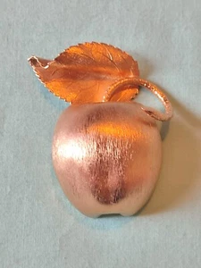 Vintage Mid Century Dome Apple Brooch Pin Brushed Gold Tone Life Like Fruit  - Picture 1 of 9