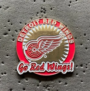 Detroit Red Wings Go Red Wings ! NHL Hockey Pin - Imagen 1 de 1