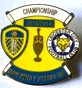 Leeds United v Leicester City Emaille Meisterschaftsabzeichen 2013/2014 gelbe Version - Bild 1 von 2