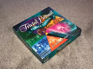 TRIVIAL PURSUIT GAME : 2001 FAMILY EDITION - IN VGC (FREE UK P&P) - Picture 1 of 7